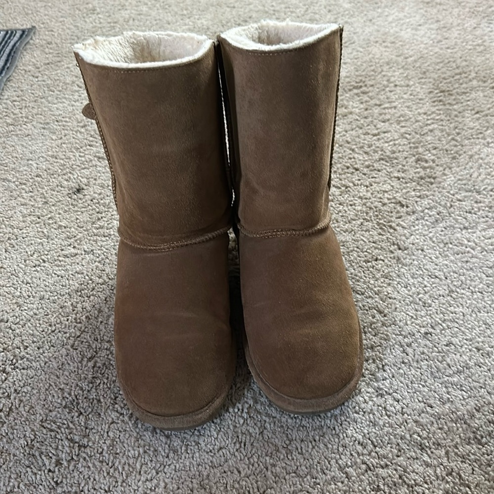 Women’s size 10 Bearpaw boot
